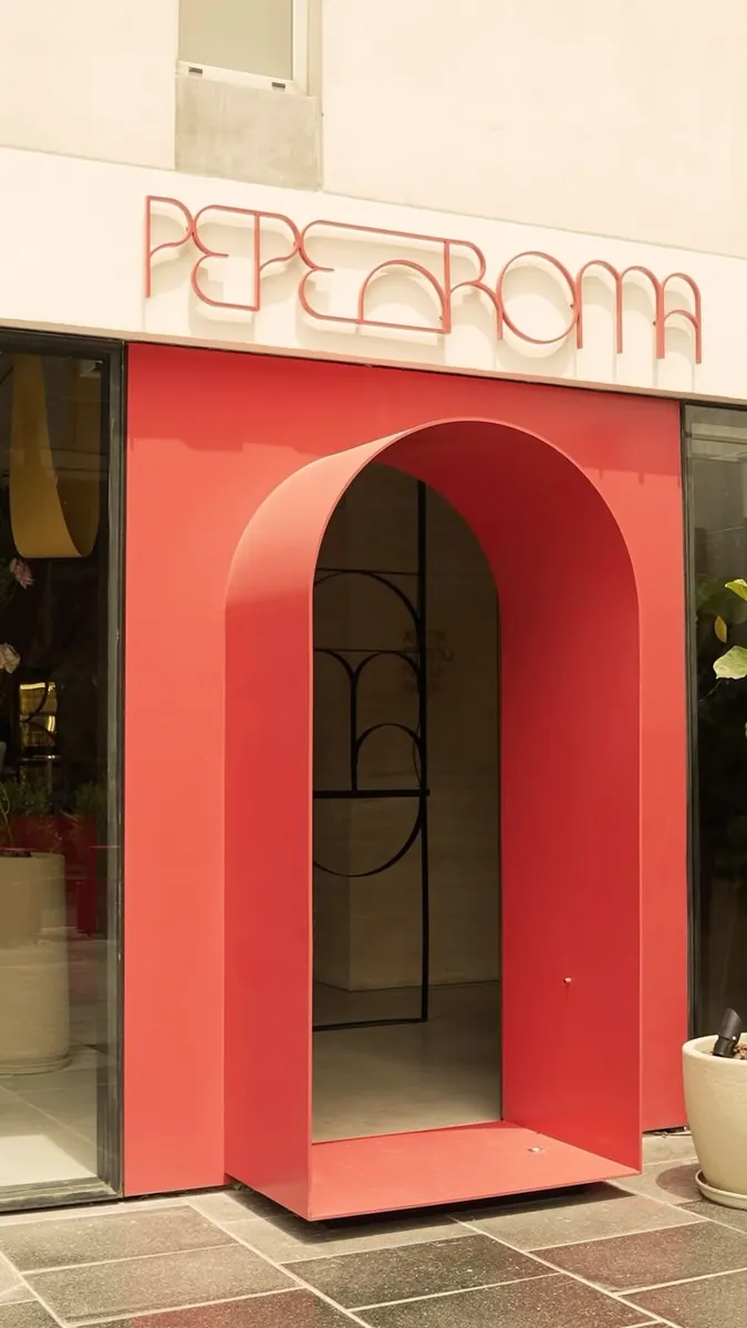 Fachada de Pepe Di Roma con su arco rojo