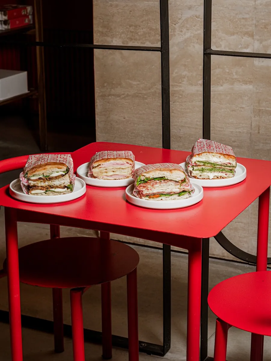 Schiacciate sobre la mesa roja