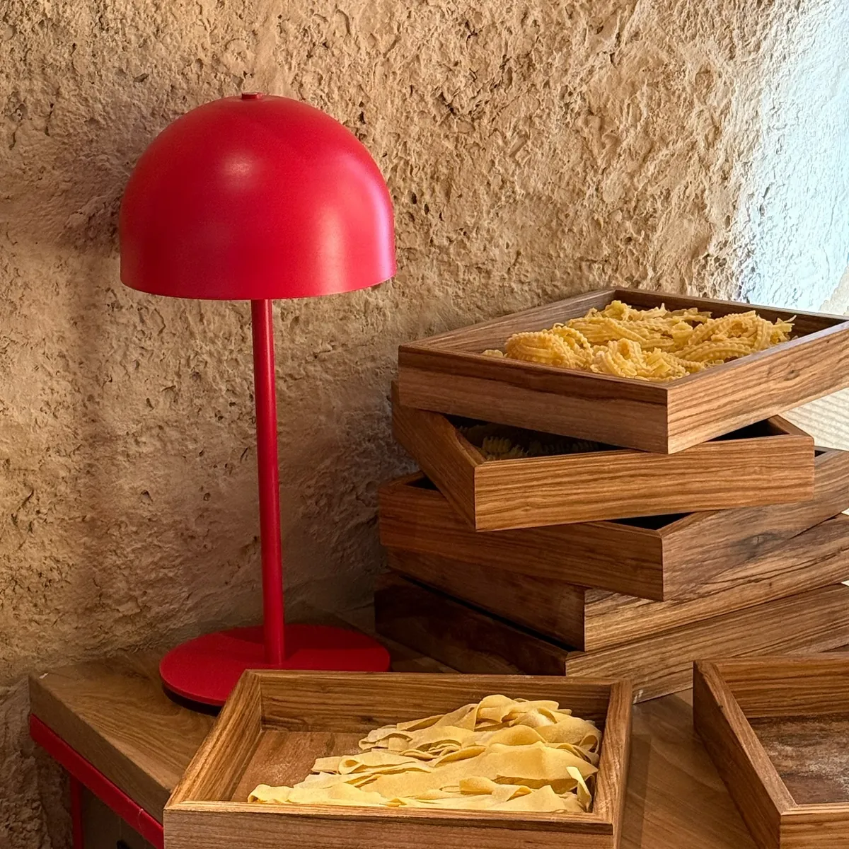 Bandejas de pasta fresca en el salón