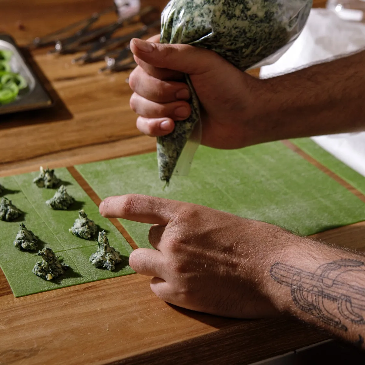 Relleno de espinaca a manga sobre masa verde