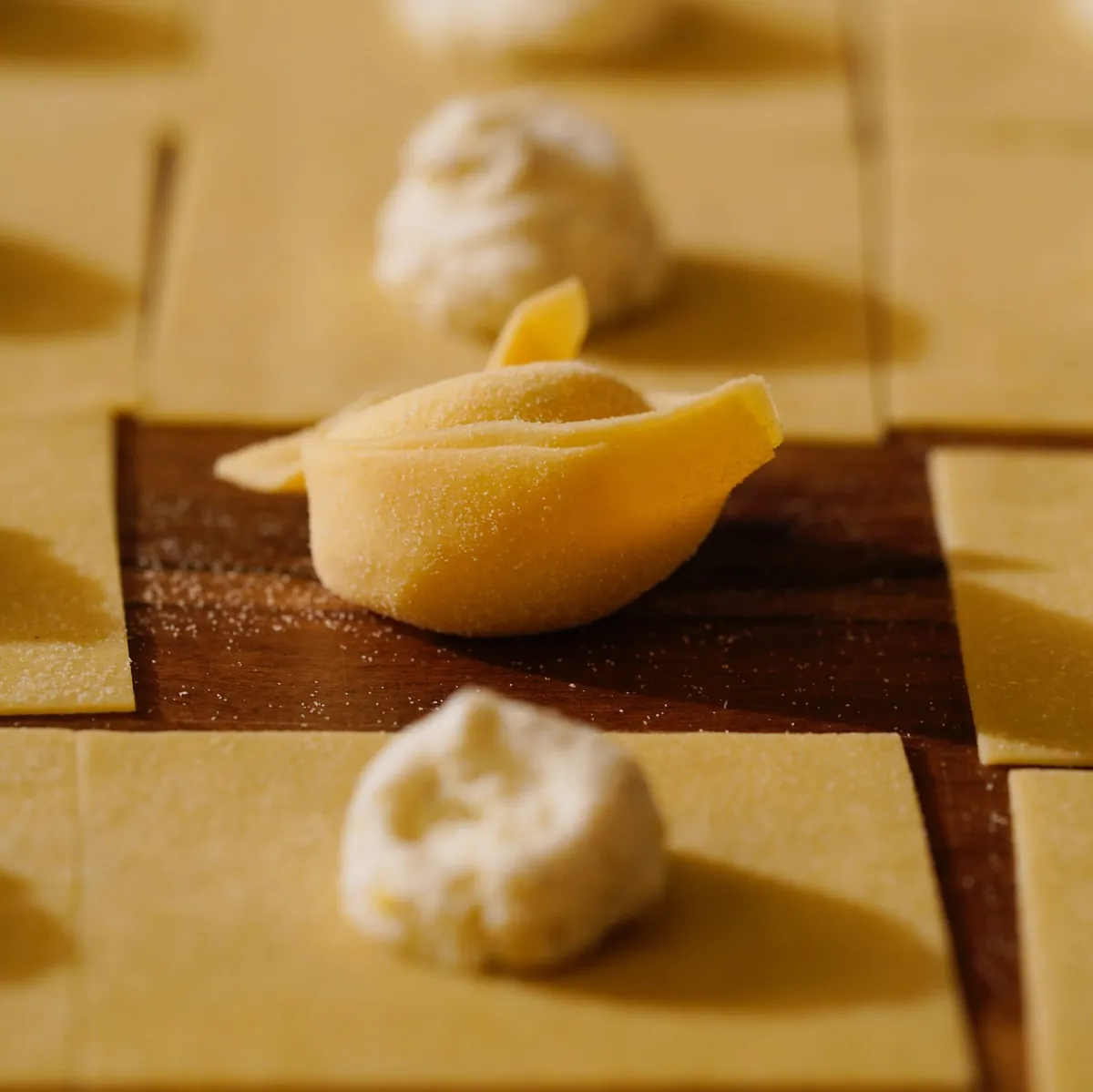 La masa se dobla sobre el relleno